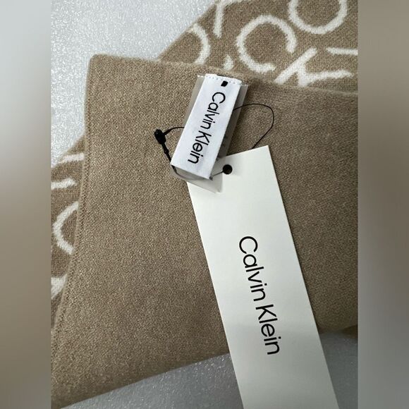 NWT Calvin Klein Logo Jacquard Scarf Reversible Heathered Almond Beige - Picture 8 of 10